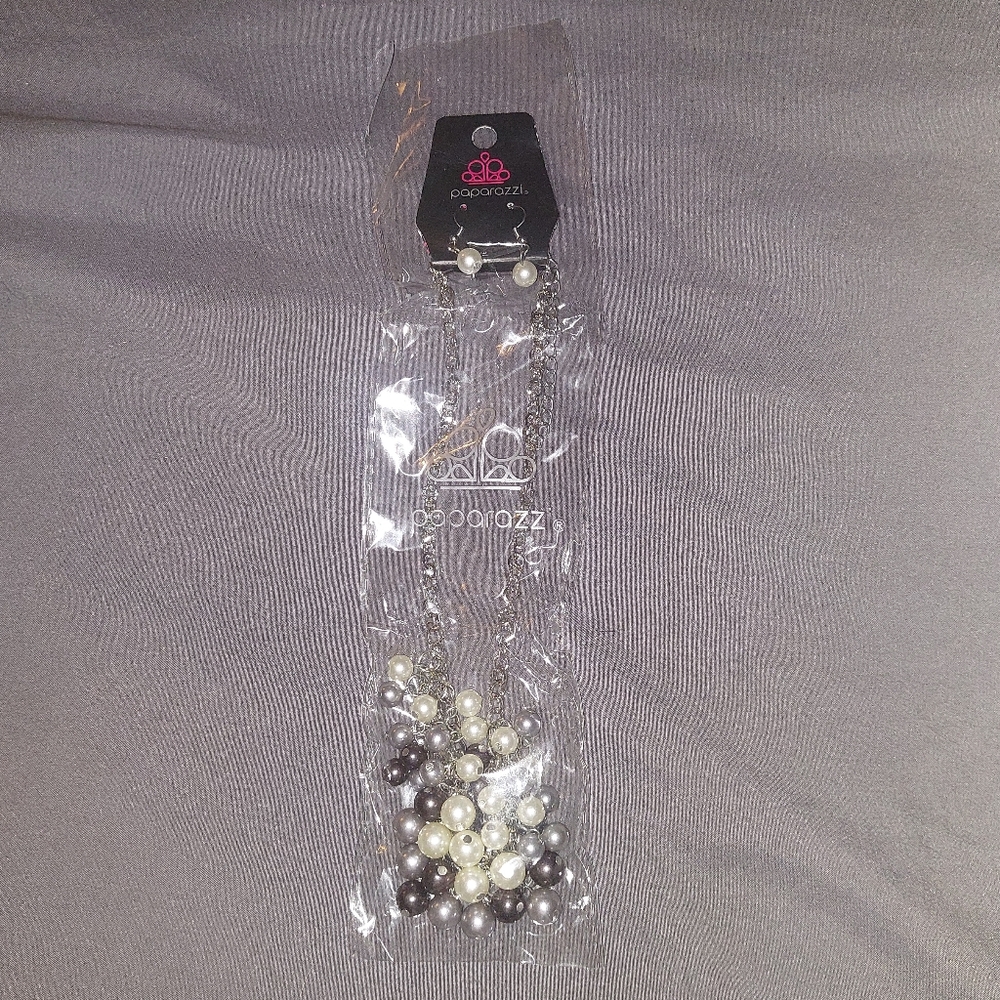 Paparazzi Necklace "Run for the Heels"